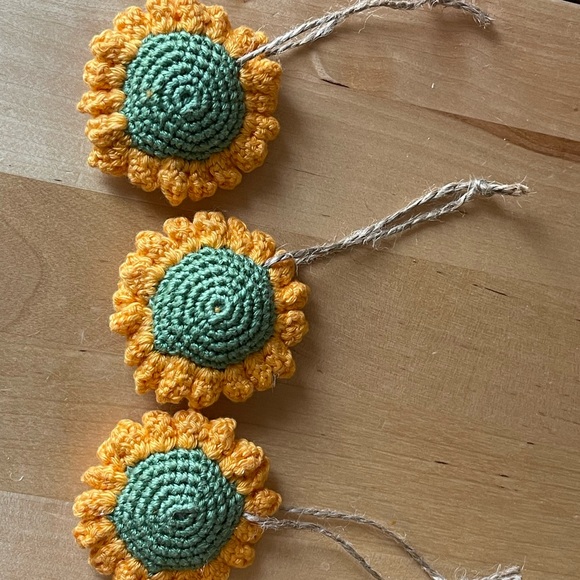 Handcrafted Sunflower Ornaments Set Crochet Holiday Seasonal Decor Christmas - Picture 4 of 9